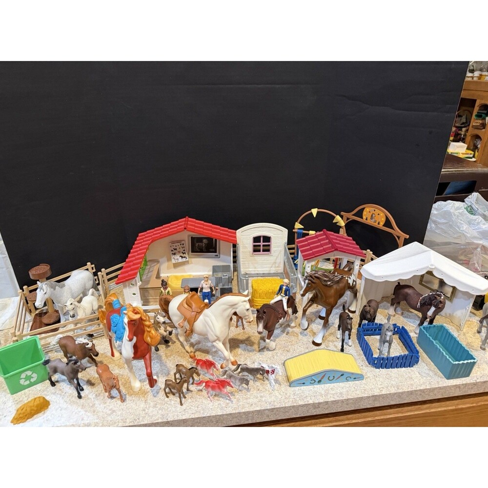 HUGE Schleich Horse Club Lot 22 Horses Vet Clinic Stable 5 Figures Fence